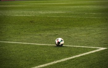 construcția unui teren de sport cu gazon artificial