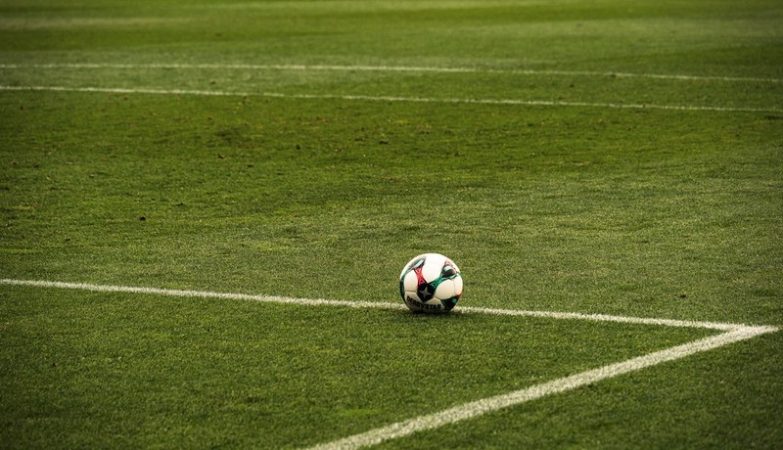 construcția unui teren de sport cu gazon artificial